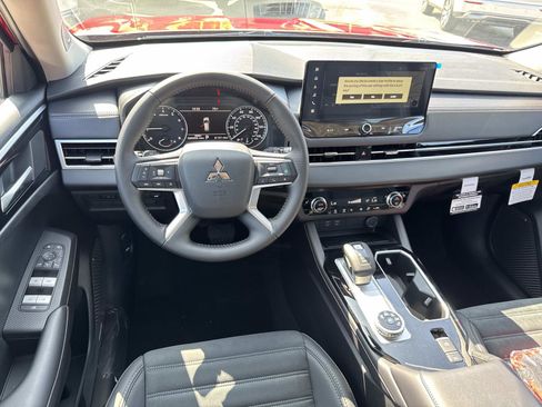 New 2025 Mitsubishi Outlander SE image 9