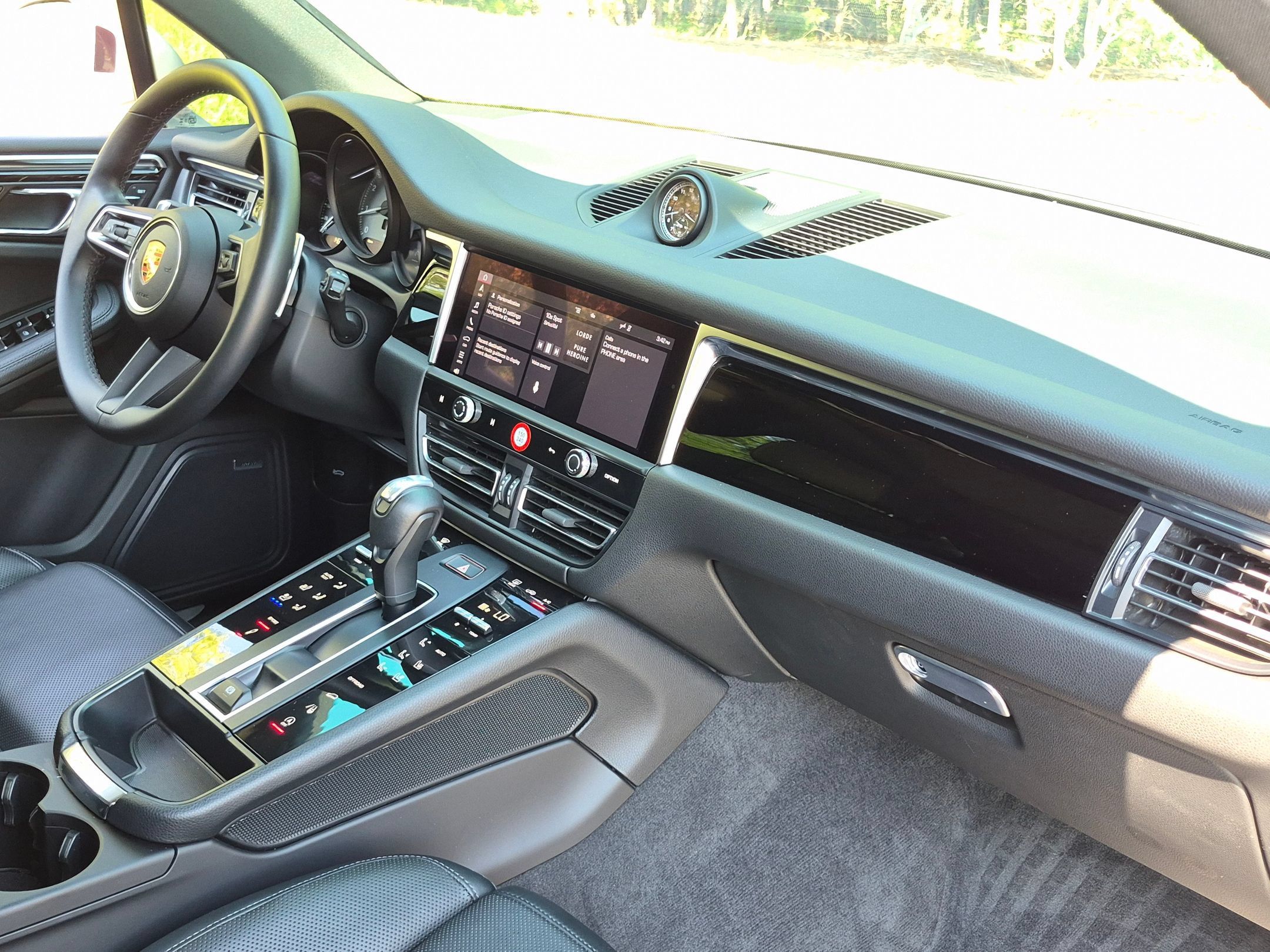 Certified 2024 Porsche Macan S AWD/4WD image 27