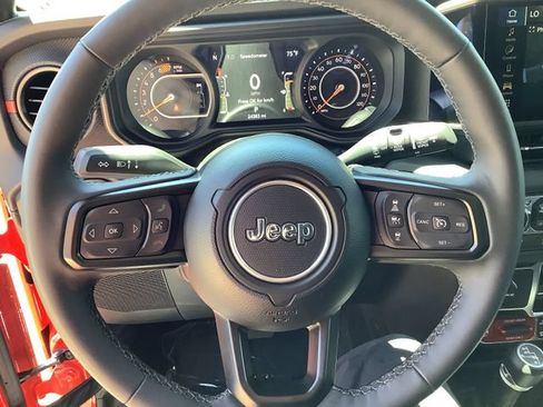 Used 2025 Jeep Wrangler Unlimited Rubicon w/ Convenience Group AWD/4WD image 11