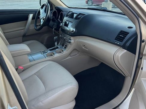 Used 2011 Toyota Highlander SE w/ Tow Pkg image 10