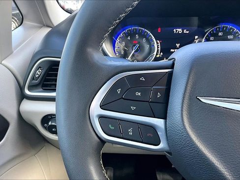 Used 2024 Chrysler Pacifica Touring-L image 11