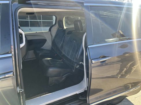 Used 2020 Chrysler Pacifica Touring-L image 16