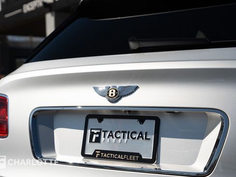 Used 2020 Bentley Bentayga Plug-In Hybrid image 18