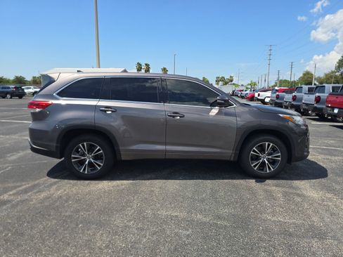 Used 2018 Toyota Highlander Plus FWD image 3