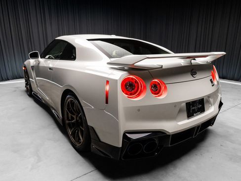 Used 2024 Nissan GT-R w/ Floor Mat Package AWD/4WD image 10