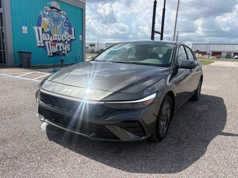 Used 2025 Hyundai Elantra Hybrid FWD image 7