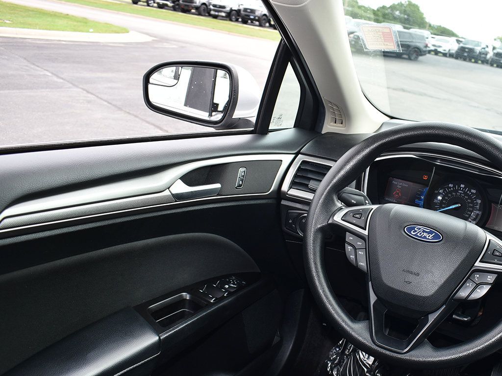 Used 2017 Ford Fusion SE w/ Fusion SE Technology Package FWD image 17