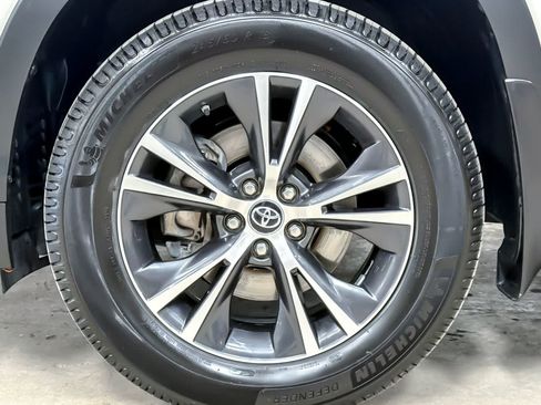 Used 2019 Toyota Highlander LE AWD/4WD image 26