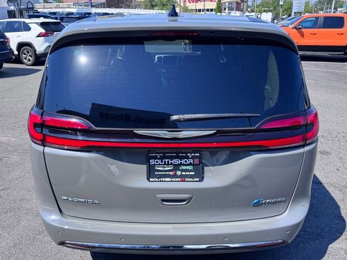 Used 2023 Chrysler Pacifica Touring-L FWD image 6