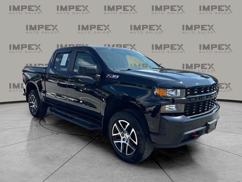 Used 2019 Chevrolet Silverado 1500 Custom Trail Boss w/ Custom Convenience Package AWD/4WD image 4