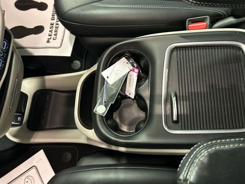 Used 2024 Chrysler Pacifica Touring-L image 21