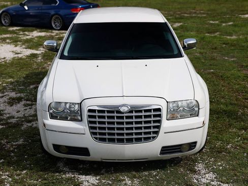 Used 2010 Chrysler 300 Touring RWD image 19