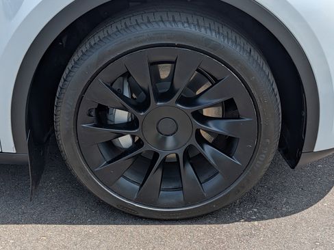 Used 2024 Tesla Model Y Long Range AWD/4WD image 15