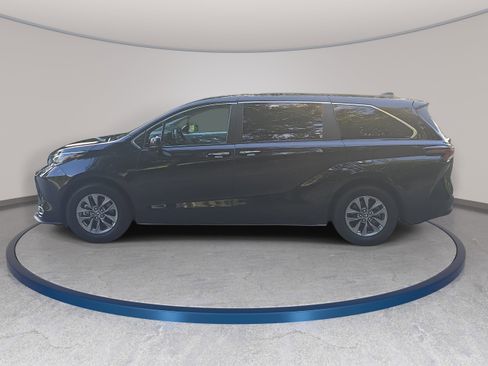 Used 2023 Toyota Sienna XLE FWD image 8