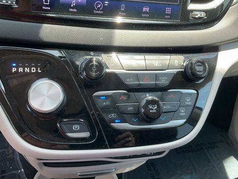 Used 2024 Chrysler Pacifica Touring-L FWD image 24