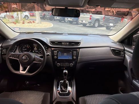 Used 2017 Nissan Rogue SV w/ SV Premium Package image 10