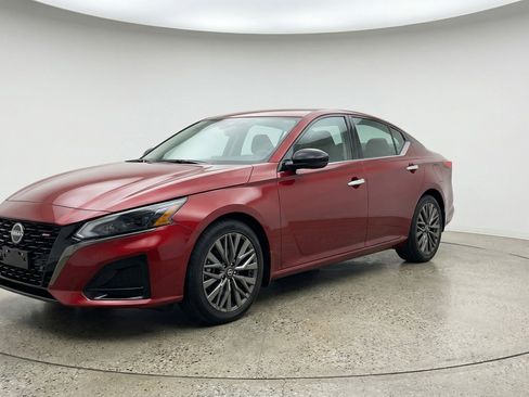 Used 2025 Nissan Altima 2.5 SV FWD image 3