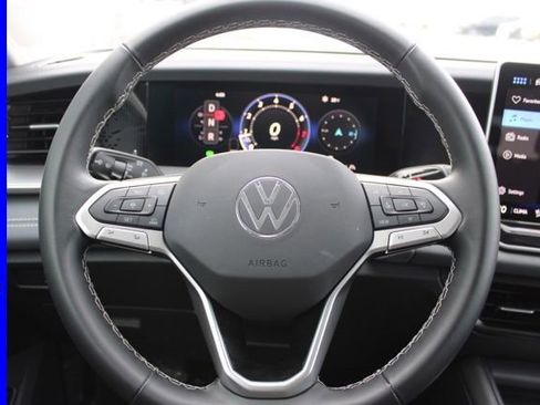 Used 2025 Volkswagen Tiguan SE image 26