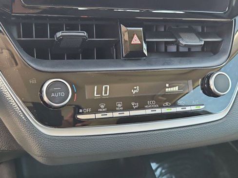 Used 2025 Toyota Corolla LE image 18