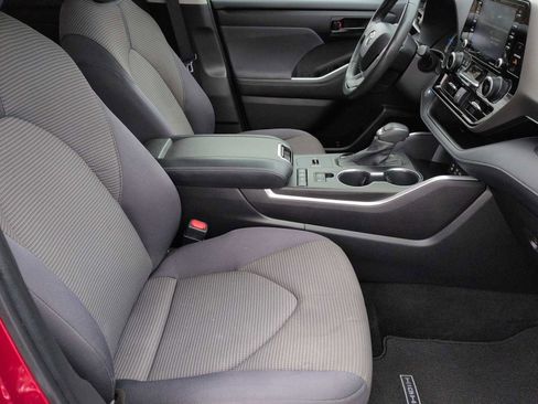 Used 2022 Toyota Highlander LE AWD/4WD image 21