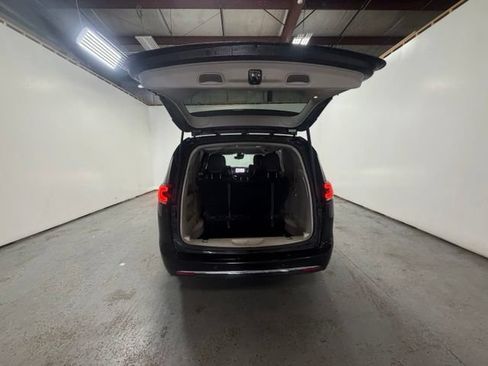 Used 2023 Chrysler Pacifica Touring-L FWD image 8