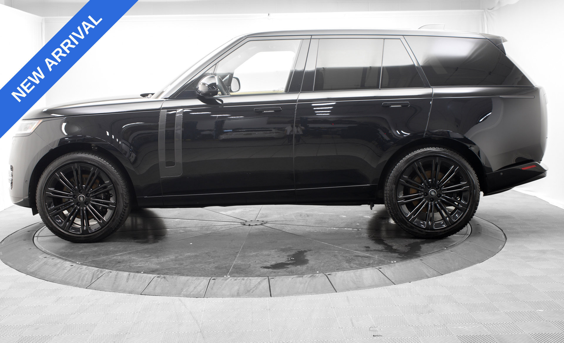 Used 2025 Land Rover Range Rover SE AWD/4WD image 4