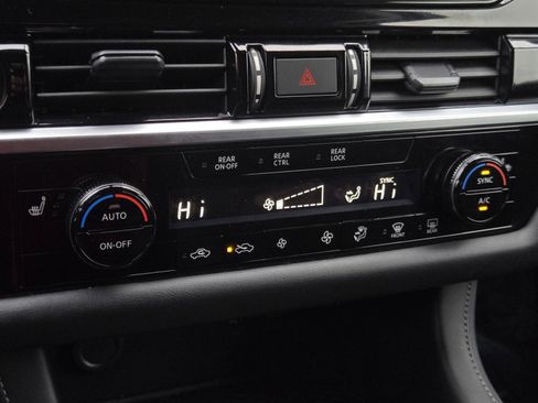 Used 2024 Nissan Pathfinder SV image 18