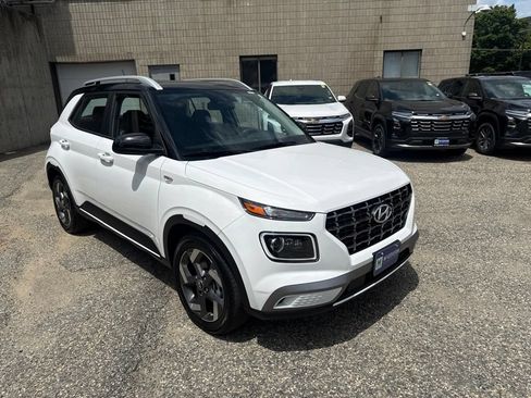 Certified 2024 Hyundai Venue Limited FWD image 9