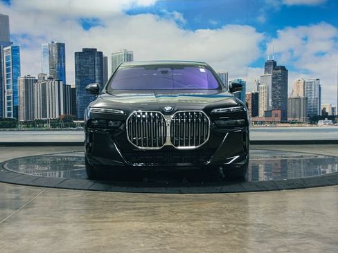 Used 2026 BMW 760i xDrive w/ Executive Package AWD/4WD image 3