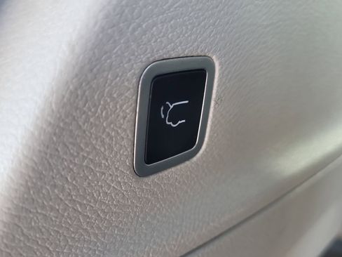 Certified 2024 Chrysler Pacifica Touring-L FWD image 8