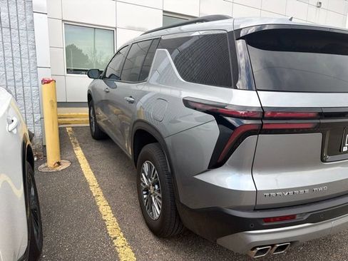 Used 2025 Chevrolet Traverse LT AWD/4WD image 6