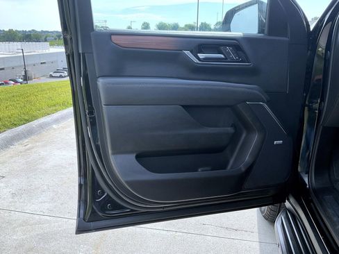 Used 2025 GMC Yukon XL Denali AWD/4WD image 10