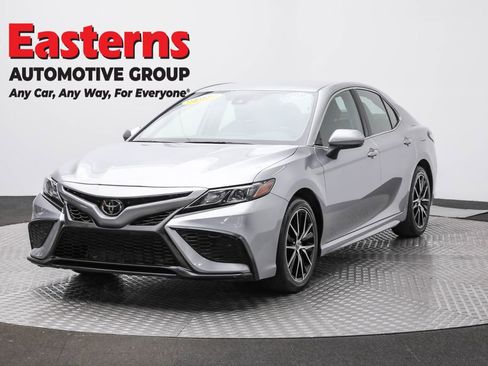 Used 2024 Toyota Camry SE image 1