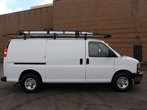 Used 2021 Chevrolet Express 3500 w/ Driver Convenience Package RWD image 5