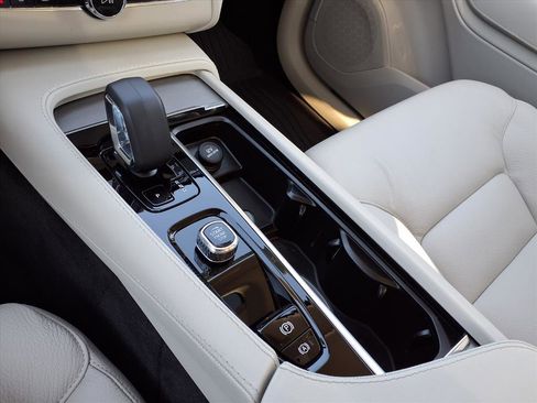 Used 2024 Volvo XC90 B5 Core w/ Protection Package Premier image 25