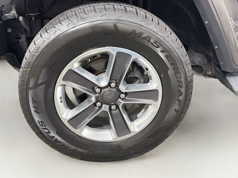 Used 2018 Jeep Wrangler Unlimited Sahara AWD/4WD image 31