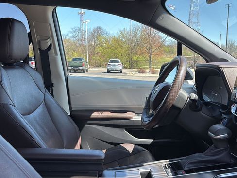 Used 2022 Toyota Sienna Platinum AWD/4WD image 19