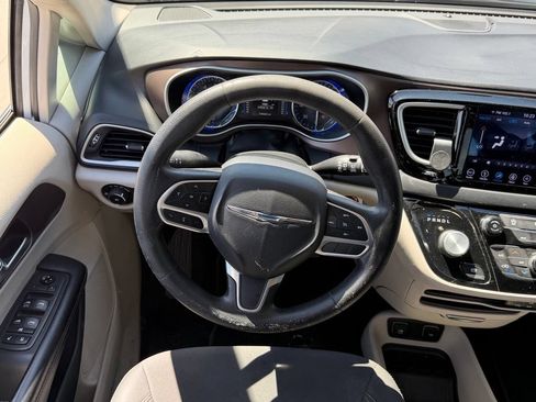 Used 2019 Chrysler Pacifica Touring Plus w/ Tire & Wheel Group FWD image 10