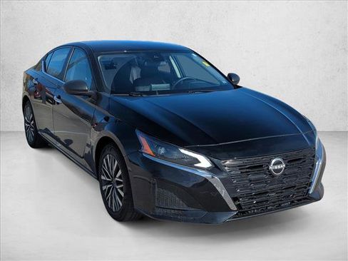 Used 2024 Nissan Altima 2.5 SV image 3