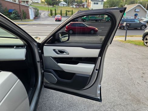 Used 2018 Land Rover Range Rover Velar R-Dynamic SE image 16