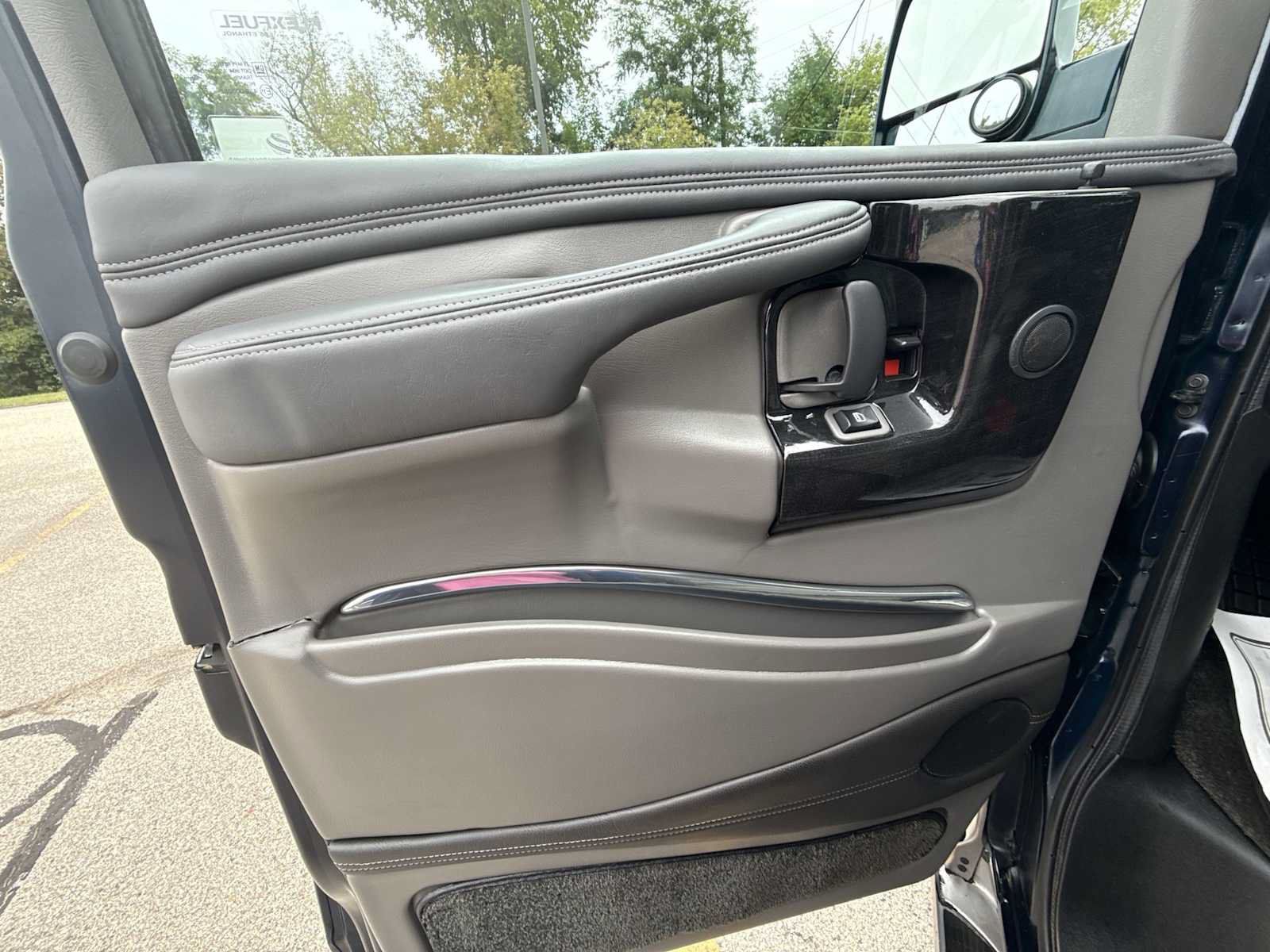 Used 2015 Chevrolet Express 2500 RWD image 21
