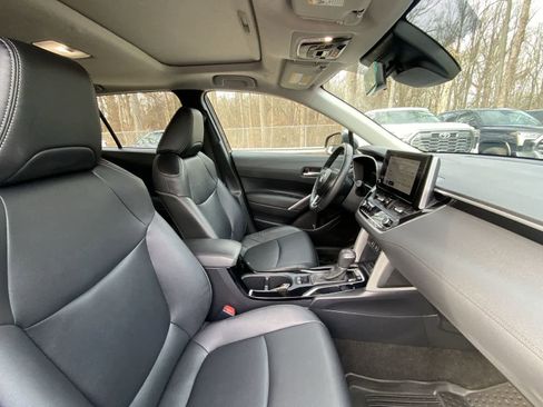 Used 2024 Toyota Corolla Cross XLE image 26