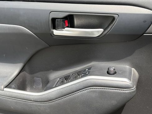 Used 2021 Toyota Highlander XLE AWD/4WD image 20