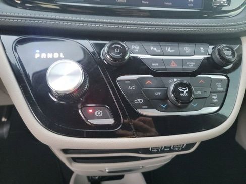 Used 2024 Chrysler Pacifica Touring-L image 13