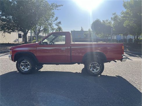 Used 1993 Nissan Pickup 4x4 Regular Cab image 2