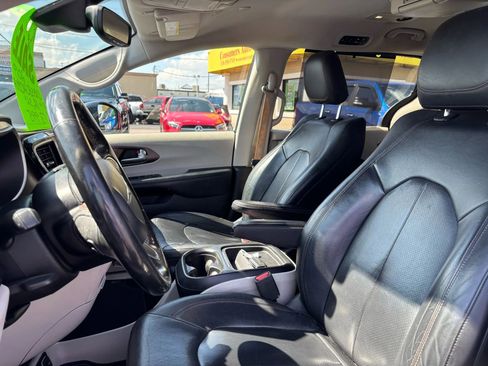 Used 2019 Chrysler Pacifica Touring-L w/ Advanced Safetytec Group FWD image 5