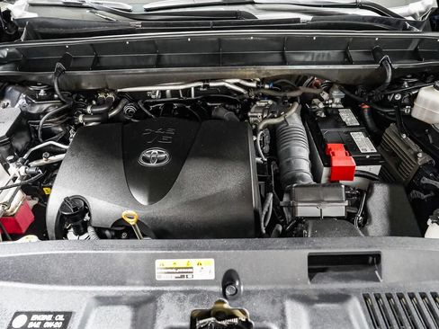 Used 2022 Toyota Highlander XLE FWD image 28