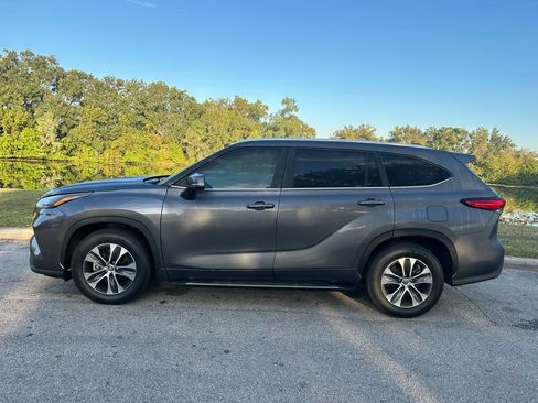 Certified 2023 Toyota Highlander XLE image 2