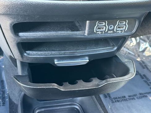 Used 2025 Chrysler Pacifica Select FWD image 28
