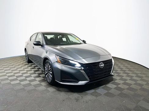 Used 2025 Nissan Altima 2.5 SV FWD image 1